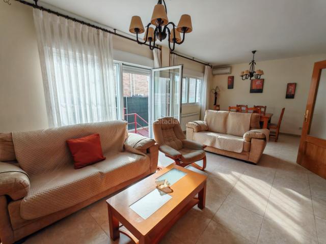 Casa pareada en venta en Quismondo. CHALET ADOSADO PAREADO EN PERFECTO ESTADO DE CONSERVACION. Casas pareadas.
