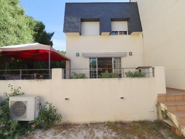 Casa pareada en venta en Rocafort. Chalet pareado en la zona residencial de Rocafort. Casas pareadas.