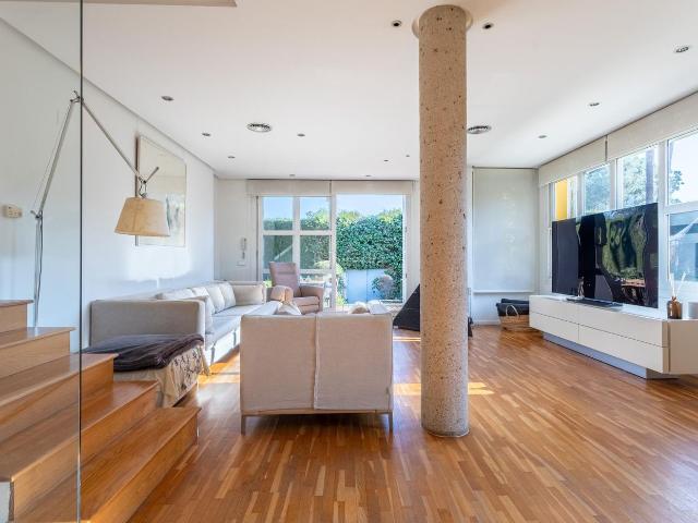 Casa pareada en venta en Rocafort. Magnífica casa esquinera con amplio jardín en zona exclusiva de Rocafort Valencia España. Casas pareadas.