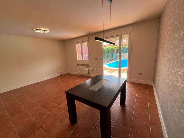 Casa pareada en venta en Renedo de Esgueva. Oportunidad Pareado en Renedo Urbanización Puerta de Casasola de tres dormitorios, tres baños Con Piscina. Casas pareadas Renedo de.