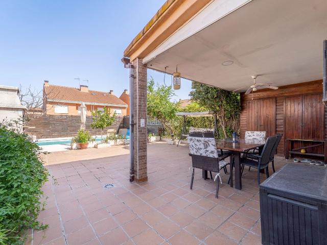 Casa pareada en venta en Toledo, Santa María de Benquerencia. Chalet pareado en venta en Calle Río Alberche. Casas pareadas.