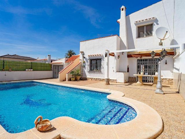 Casa pareada en venta en Torrevieja, Zona Carrefour Urbanizaciones. Chalet pareado de 4 dormitorios con parcela de 396 m2, garaje y piscina privada, en Torrevieja. Casas pareadas.