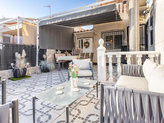 Casa pareada en venta en Torrevieja, Zona Carrefour Urbanizaciones. Chalet pareado reformado con jardín y piscina en la exclusiva urbanización Torrealmendros. Casas pareadas.