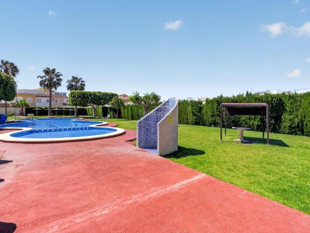 Casa pareada en venta en Torrevieja, Zona Carrefour Urbanizaciones. Planta baja de 2 dormitorios con terraza, patio y piscina comunitaria en Torrevieja Se vende acogedora planta baja situada en.