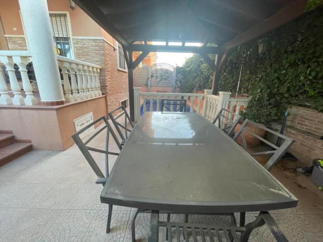 Casa pareada en venta en Torrevieja, Zona los Frutales. Se vende fantástico chalet con piscina privada en primera linea en Torrevieja. Casas pareadas.