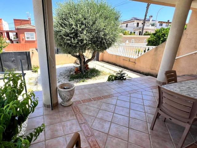 Casa pareada en venta en Torrevieja, Aguas Nuevas. Maravilloso chalet pareado aprox. 192 m2 terrazas con gran jardín y azotea en una de las zonas más exclusivas de Torrevieja. Casas pareadas.