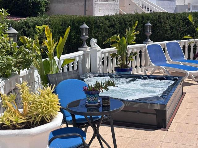 Casa pareada en venta en Torrevieja, Los Balcones Los Altos. Bienvenido a la casa de sus suentildeos en el corazoacuten de Los Balcones un encantador chalet pareado recientemente renovado, do. Casas.