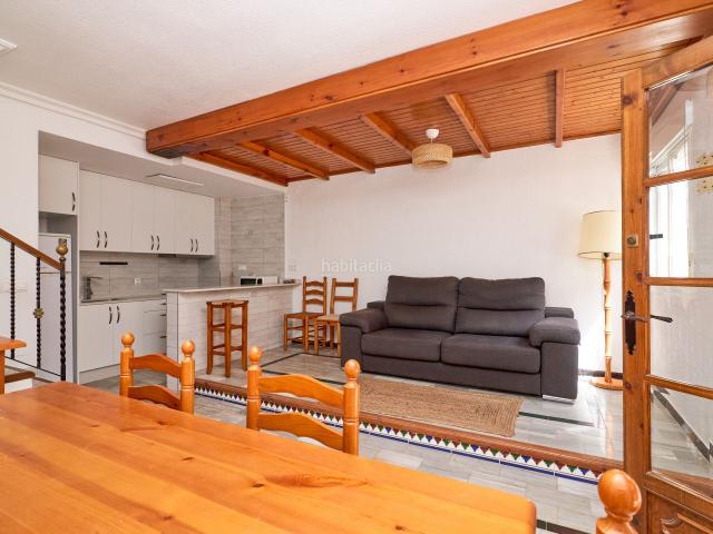 Casa pareada en venta en Torrevieja, Miramar Torre del Moro. Esta casa adosada renovada en Cabo Cervera, Torrevieja, con vistas al mar y a solo 100 metros de la playa, ofrece una experiencia. Casas.