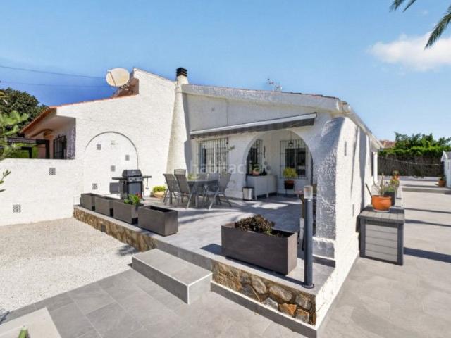 Casa pareada en venta en Torrevieja, Nueva Torrevieja. Descubre esta elegante y moderna villa de una sola planta situada en la codiciada urbanizacioacuten de Los Aacutengeles, en Torrev. Casas.