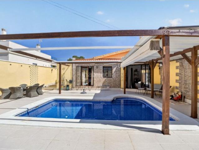 Casa pareada en venta en Torrevieja, Nueva Torrevieja. Villa exclusiva con ambiente de resort en la atractiva Los Aacutengeles, TorreviejaiquestSuentildeas con una casa al sol que combi. Casas.