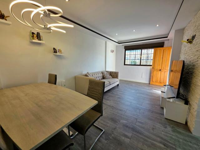 Casa pareada en venta en Torrevieja, Parque Acuático Sector 25. Descubre esta magniacutefica vivienda situada en la urbanizacioacuten Arco Mediterraacuteneo VIII, una zona tranquila y muy cuidad.