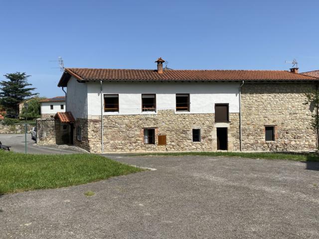 Casa pareada en venta en Torrelavega, Nueva Ciudad. Ponemos a la venta esta singular casa pareada de piedra situada en Viérnoles, una tranquila localidad con gran encanto rural, ubic. Casas pareadas.