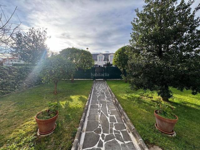 Casa pareada en venta en Torrelavega, Sierrapando. Chalet con jardín privado junto al Bulevar Ronda Zona tronquerías. Casas pareadas.