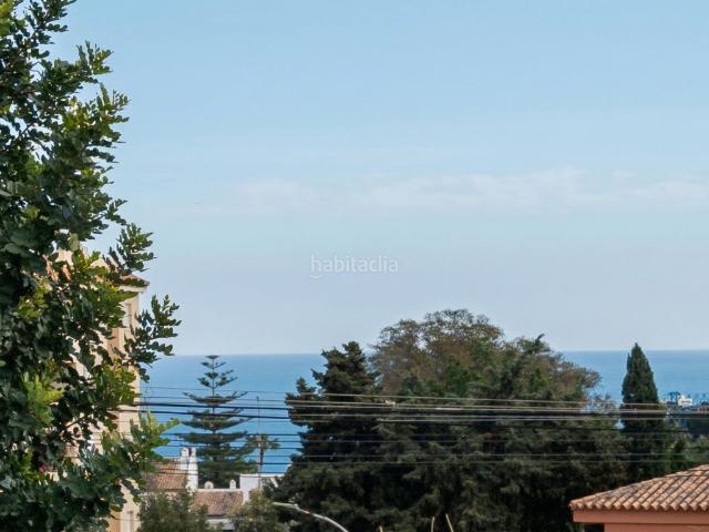 Casa pareada en venta en Torremolinos, El Pinillo. Magnífica y amplia villa independiente de estilo contemporáneo nuevo a estrenar con piscina y parking privado. Casas pareadas.