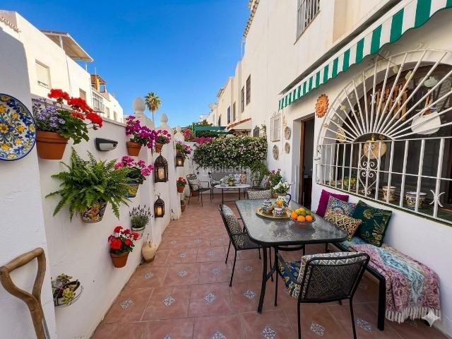 Casa pareada en venta en Torremolinos, La Colina. Impresionante villa reformada a pocos pasos de la playa en Torremolinos. Casas pareadas.