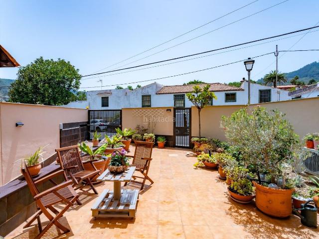 Casa pareada en venta en Tegueste. Chalet pareado de 4 plantas en Tegueste con jardín, barbacoa y vistas al Valle. Casas pareadas.