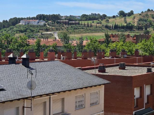 Casa pareada en venta en Terrassa, Roc Blanc. Casa en venta con muy buenas vistas. Casas pareadas.