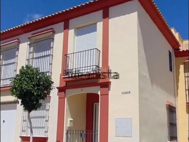 Casa pareada en venta en Umbrete. CASA ADOSADAESQUINA UMBRETE. Casas pareadas.