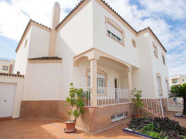 Casa pareada en venta en Utrera, Consolación. Espectacular vivienda pareada en Utrera, junto Parque de Consolación!. Casas pareadas.