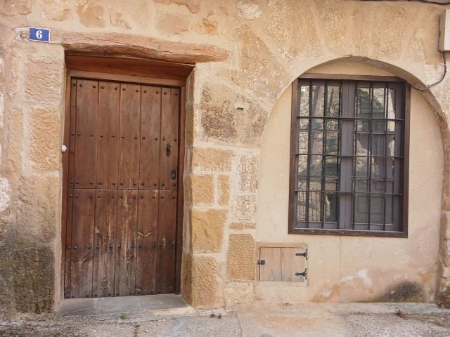Casa pareada en venta en Valjunquera. Casa señorial en el centro con terraza y patio. Casas pareadas.