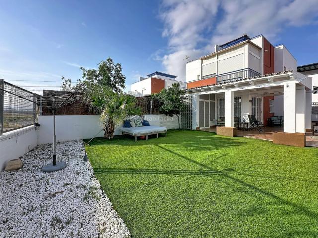 Casa pareada en venta en Vera, Lomas del Mar. Chalet pareado con gran sótano, jardín privado y solárium en Coto de Vera. Casas pareadas.