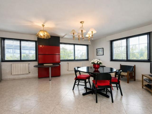 Casa pareada en venta en Verín. Chalet pareado con amplia zona ajardinada. Casas pareadas.