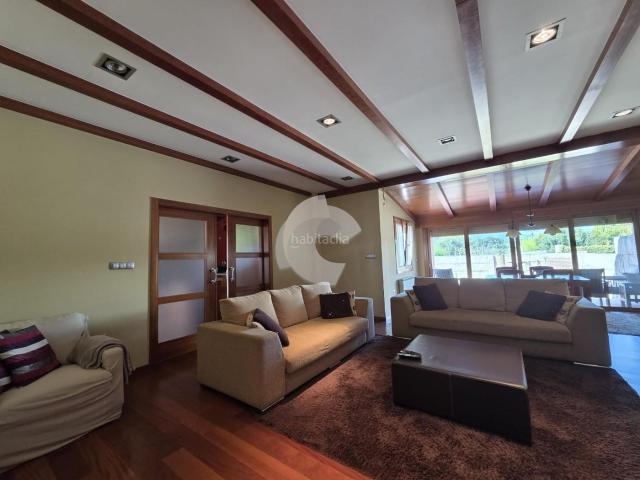 Casa pareada en venta en Vigo, Comesaña Matamá. Oportunidad de compra de vivienda completamente independiente muy bien situada en Vigo. Chalet de tres plantas rodeada de jardin y. Casas pareadas.