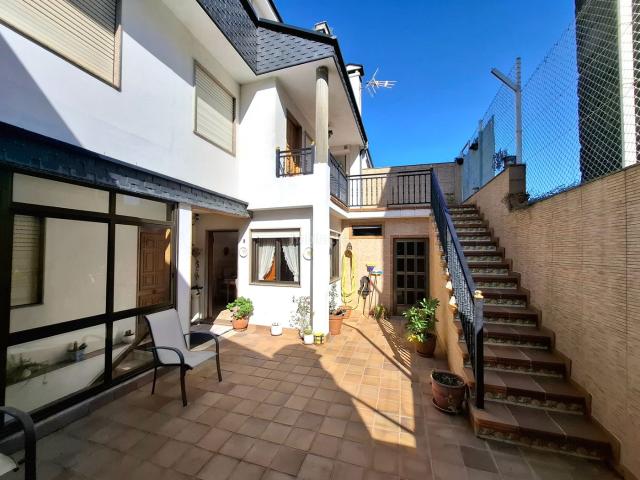 Casa pareada en venta en Vigo, Comesaña Matamá. Casas pareadas.