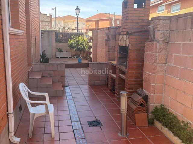 Casa pareada en venta en Villa del Prado. CHALET PAREADO DE DOS PLANTAS EN VILLA DEL PRADO. Casas pareadas Villa del.