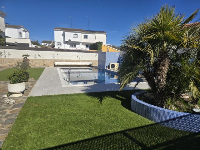 Casa pareada en venta en Villamanta. RM INMOBILIARIA VENDE EXCLUSIVA CASA PAREADA EN VILLAMANTA COON UNA PARCELA DE 579 M2 INFORMATE. Casas pareadas.