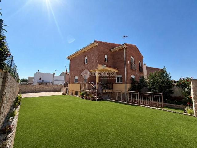 Casa pareada en venta en Villanueva de la Torre. Casa en venta en Villanueva de la torre. Casas pareadas Villanueva de la.