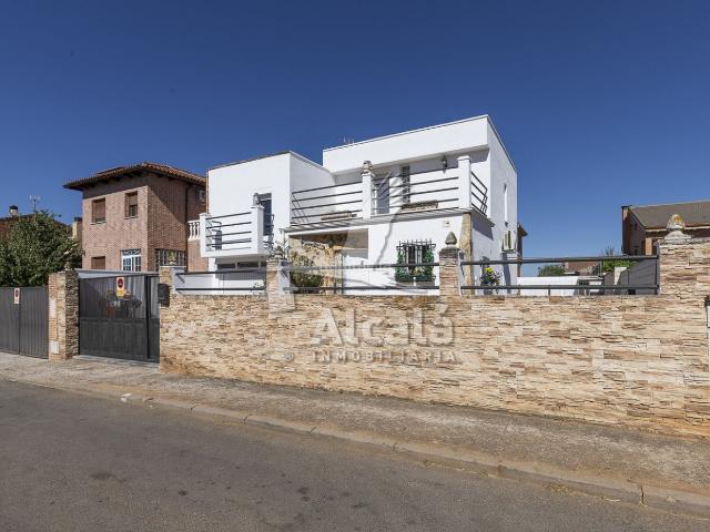 Casa pareada en venta en Villanueva de la Torre. INCREIBLE CHALET PAREADO EN VILLANUEVA DE LA TORRE. Casas pareadas Villanueva de la.