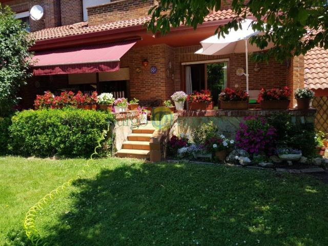 Casa pareada en venta en Villaquilambre. Pareado a escasos minutos del centro de León. Casas pareadas.
