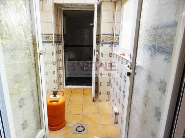 Casa pareada en venta en Xàtiva. Casa con muchas posibilidades en zona muy tranquila pero cercana a todos los servicios. Se compone en planta baja de un recibidor. Casas pareadas.