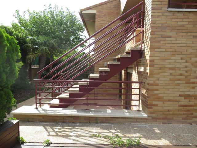 Casa pareada en venta en Zaragoza, Montecanal. Precioso pareado de 5 dormitorios ubicado en una de las mejores urbanizaciones de Zaragoza. Casas pareadas.