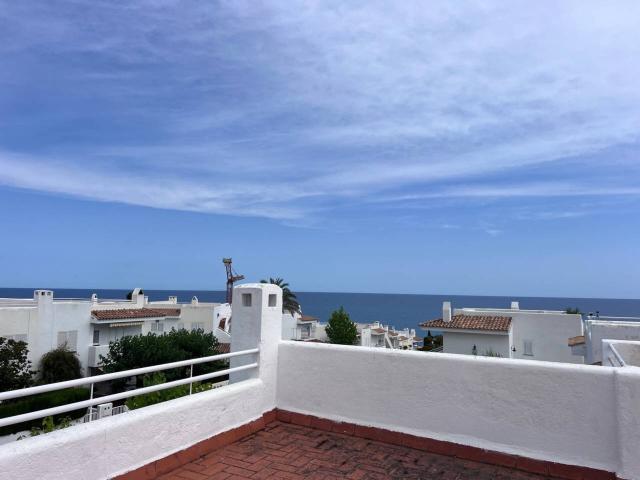 Casa pareada esquinera con jardín, terrazas y vistas al mar