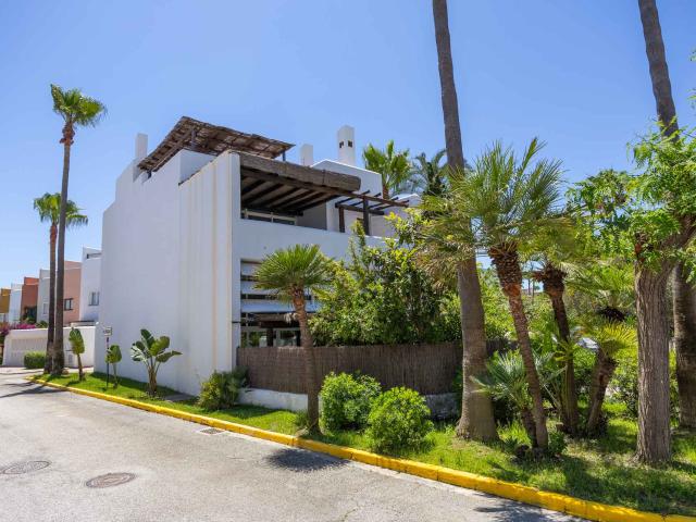 Casa pareada junto a la playa de Sotogrande, con solárium y piscina privada