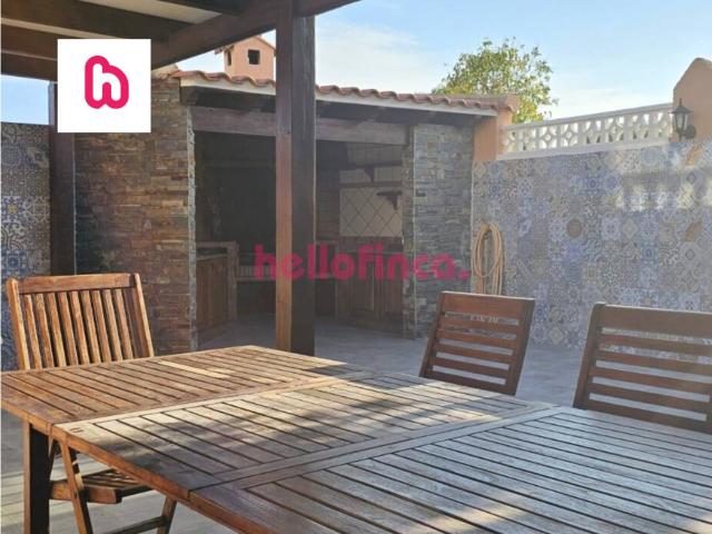 CASA PAREADA TOTALMENTE REFORMADA CON JARIDN Y PISCINA COMUNITARIA A 9 MINUTOS DE LA UNIVERSIDAD DE ALICANTE