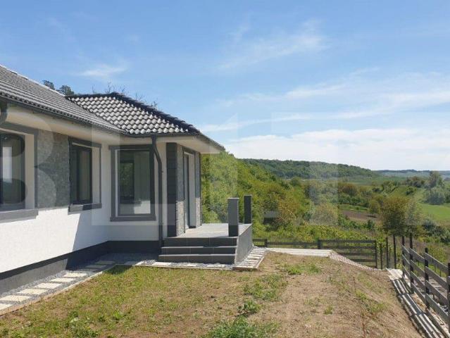 Casa pe un nivel, 110 mp utili, curte privata Corunca