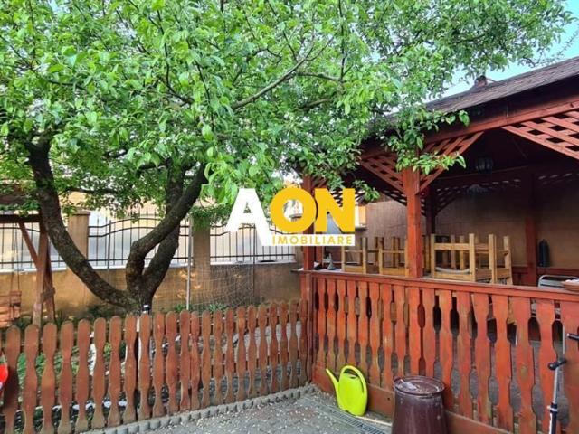 Casa pentru 2 familii, 7 Camere, 2 Garaje, 1500MP Teren