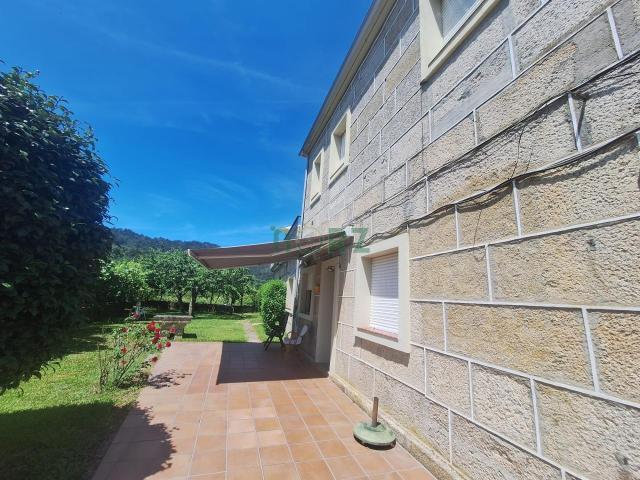 Casa piedra centro de Leiro, con jardin y garaje