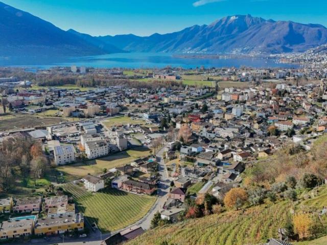 Casa plurifamiliare con 3 appartamenti, terreno annesso e spettacolare vista