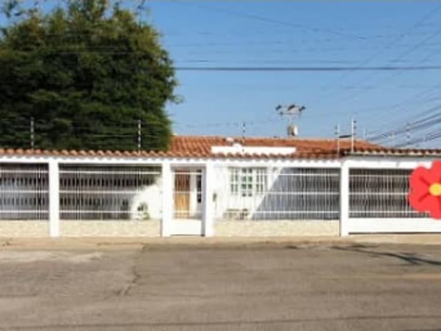 Casa Quinta con Local Comercial