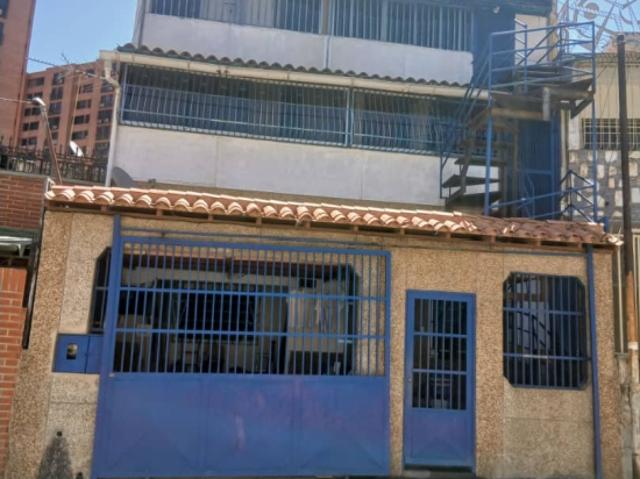 Casa Quinta. De dos niveles mas terraza av rooselvet