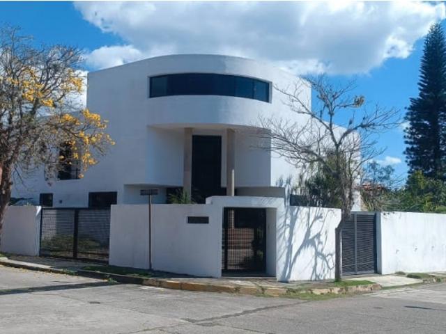 CASA QUINTA EN VENTA EN LOMAS DE LA LAGUNITA