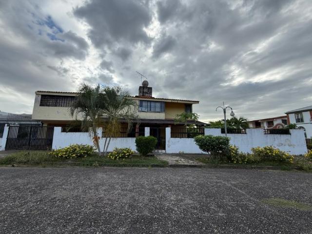 CASA QUINTA EN LA URB. BELLO MOMENTO CARÚPANO VE49 097CP PEST