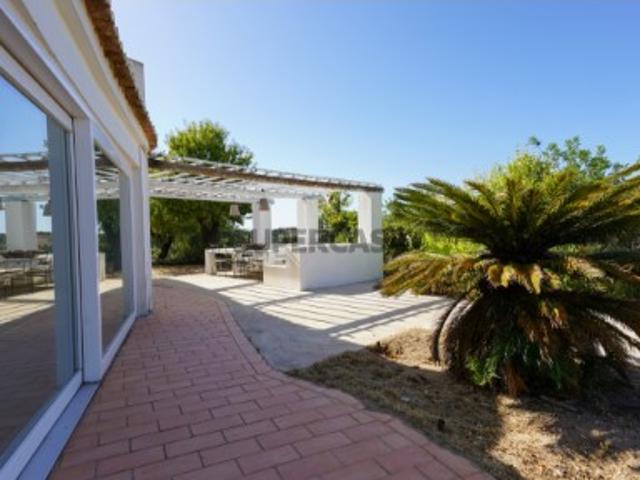 Casa Rústica com 3 Quartos e Piscina em Boliqueime