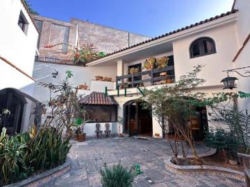 Casa rústica con patio y balcones en Pedro de Osma – Barranco