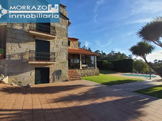 Casa rústica con piscina y vistas en Bueu