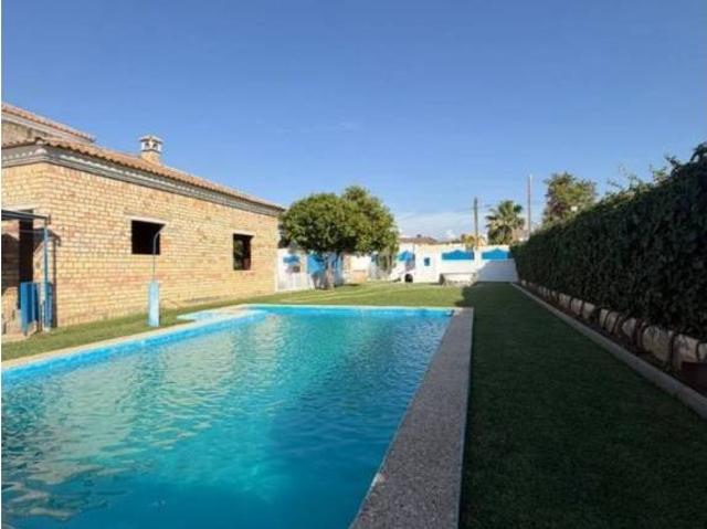 Casa rústica / Caserío en Venta en Utrera